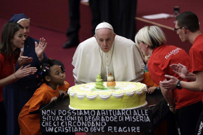 Niños obsequian pastel de cumpleaños al papa Francisco