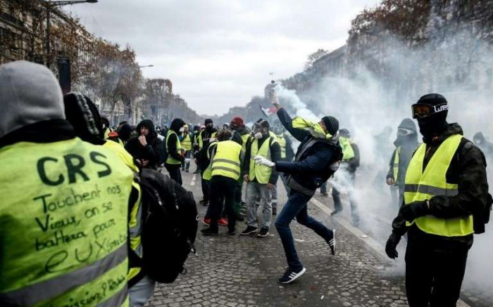 Gilets jaunes: "Plus de dégâts" à Paris que le 1er décembre