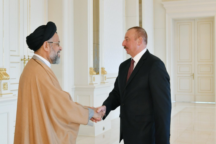   Ilham Aliyev recibe al ministro iraní  