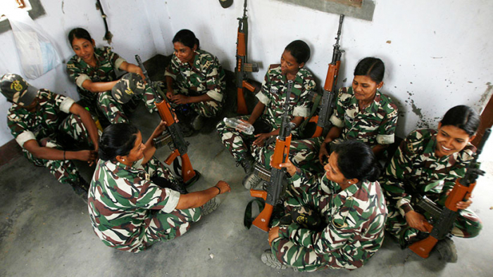 Un general indio afirma que las mujeres no están preparadas para el combate y enciende las redes