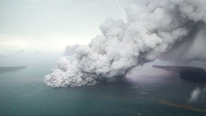 Indonesia desvía todos los vuelos en torno al volcán en erupción Anak Krakatoa