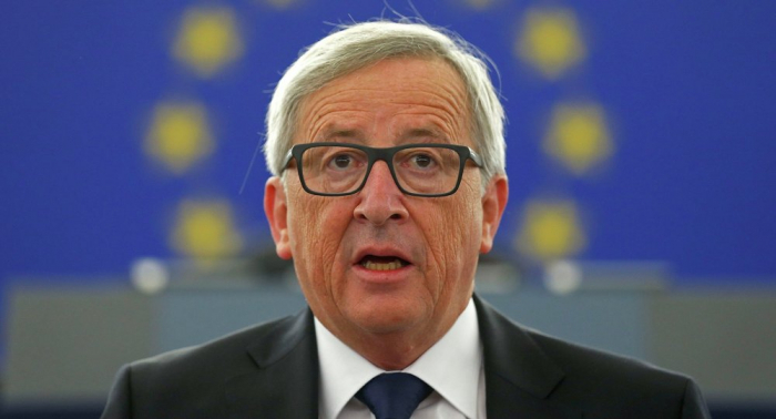   Cumbre de la UE: Juncker le alborota el pelo a una mujer y besa a otra     (vídeo)  