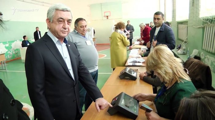  Biometrik aparat yenə Sarkisyanı tanımadı -  VİDEO  