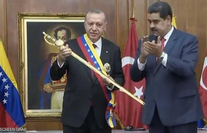 أردوغان ينال "السيف المقلد".. ويصف مادورو بسيمون بوليفار