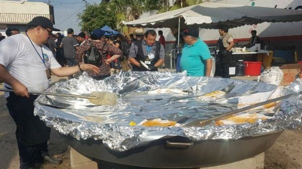 Chefs internacionales cocinan para caravana de migrantes en Tijuana, México