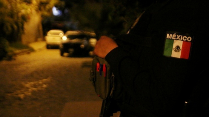Cámaras graban cómo un taxista atropella a varias personas durante un evento navideño en México