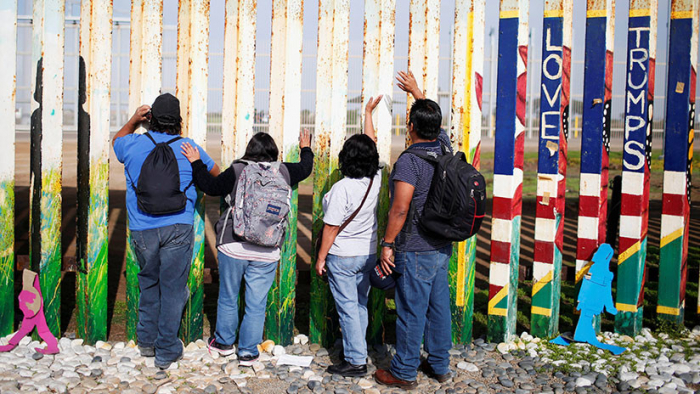 Trump firma un contrato para la construcción de un tramo del muro en la frontera de Texas y México