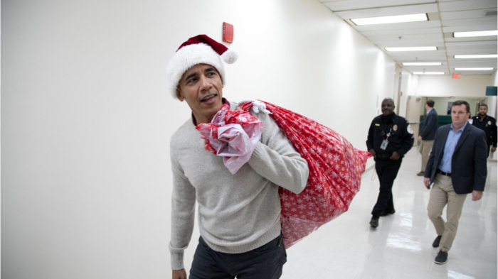 En père Noël, Obama distribue des cadeaux à des enfants malades