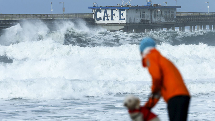 "No vayan a la playa, no pisen la arena": Advierten sobre olas "mortales" de 15 metros en California