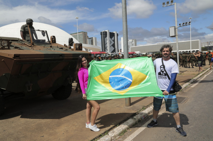 Les fans de Bolsonaro affluent à Brasilia pour l