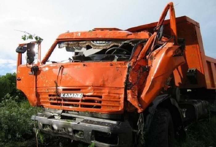 Qubada “KamAZ” aşıb, sürücü xilas edilib