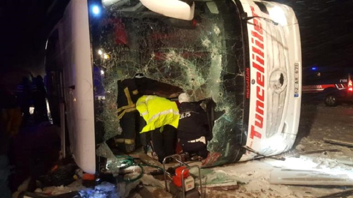 Qarlı yolda 3 avtobus aşdı:  3 ölü, 72 yaralı (FOTOLAR)  