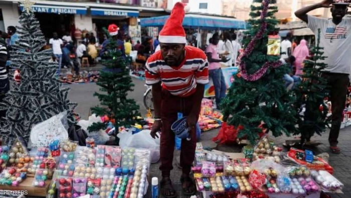 قبعة بابا نويل وزينة عيد الميلاد تغزو شوارع أفريقيا
