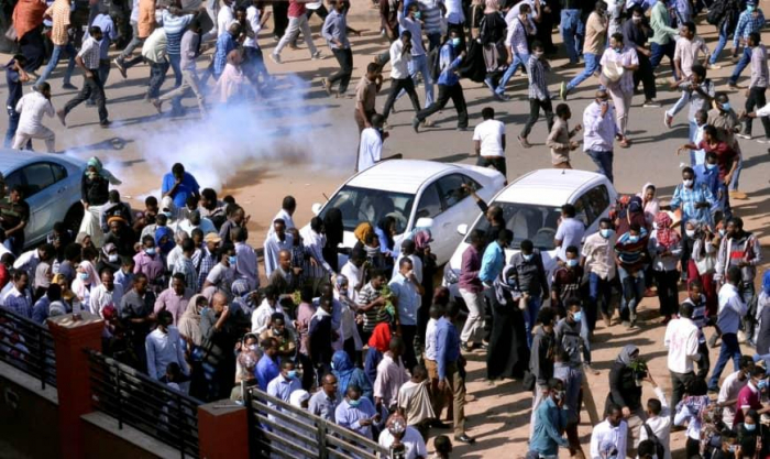 Clashes erupt as Sudanese march on presidential palace