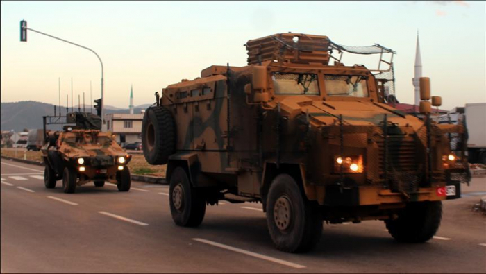   La Turquie déploie des troupes et du matériel à la frontière syrienne  
