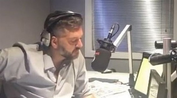 مذيع ينقذ حياة رجل أراد الانتحار خلال برنامج إذاعي