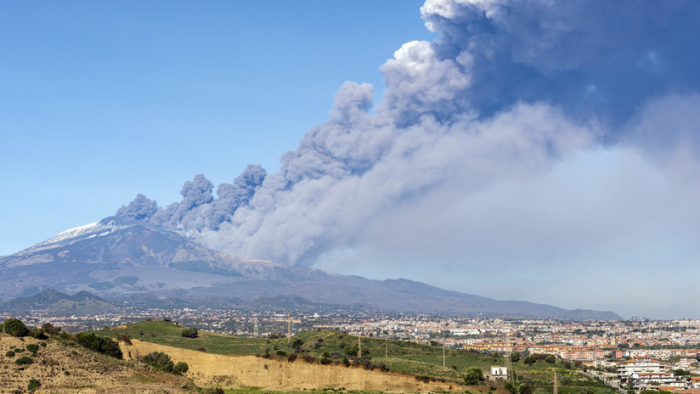   VIDEO  : El volcán Etna entra en erupción en Italia