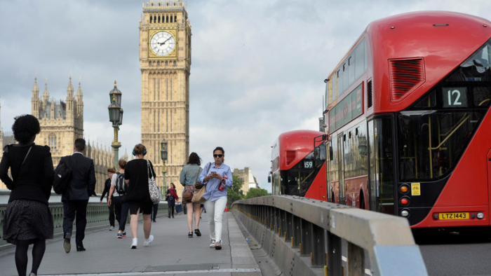  Manifestantes con chalecos amarillos bloquean el Puente de Westminster en Londres 