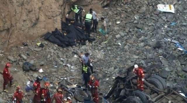 مقتل 48 شخصاً في تصادم حافلة وشاحنة في بيرو