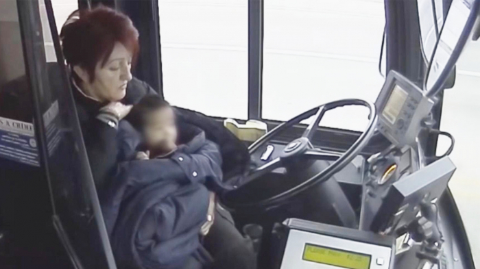 Cette conductrice de bus sauve un bébé d