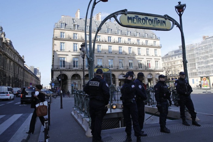     Paris:   un incendie perturbe le trafic du métro  