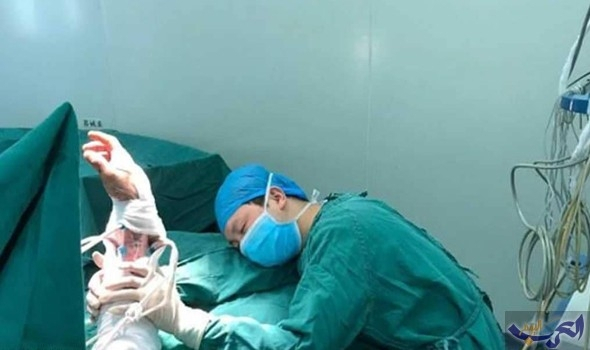 طبيب ينام في غرفة العمليات بعدما أجرى 6 جراحات دون انقطاع