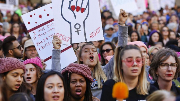 Tausende Frauen protestieren gegen Trump