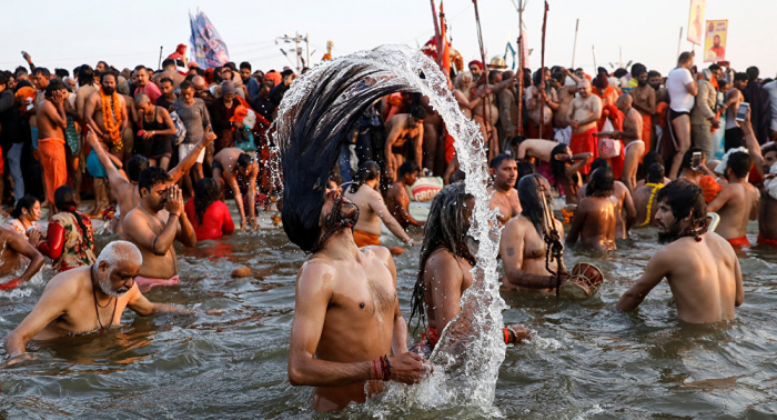 يبحثون عن الخلود… ملايين عرايا في نهر "الغانج المقدس" (صور)