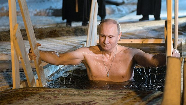    Putin xaç suyuna girdi -  VİDEO   