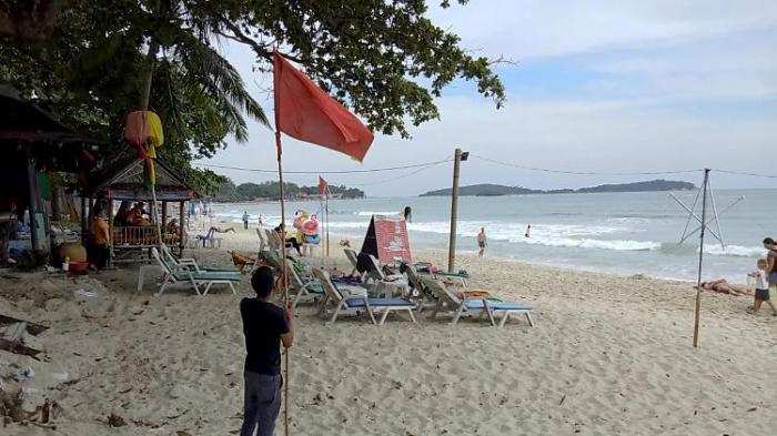 Zehntausende Urlauber flüchten vor "Pabuk"