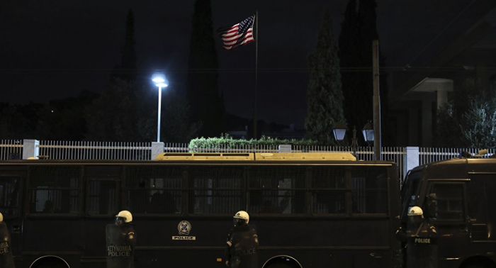 Arrojan botellas llenas de pintura a la embajada de EEUU en Grecia