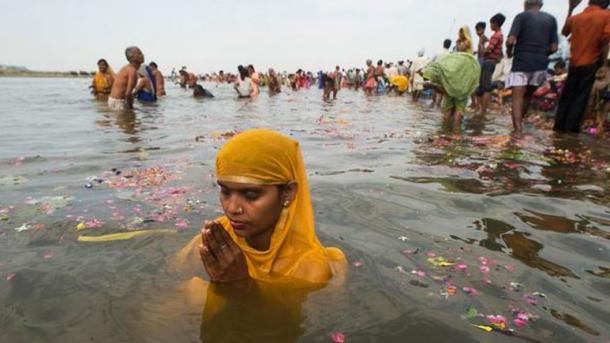 Rituelles Massenbad im Fluss eröffnet Hindu-Fest «Kumbh Mela»