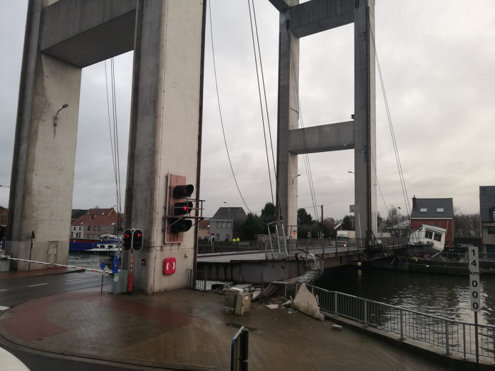  FOTO: Colapsa un puente sobre un canal cerca de Bruselas 