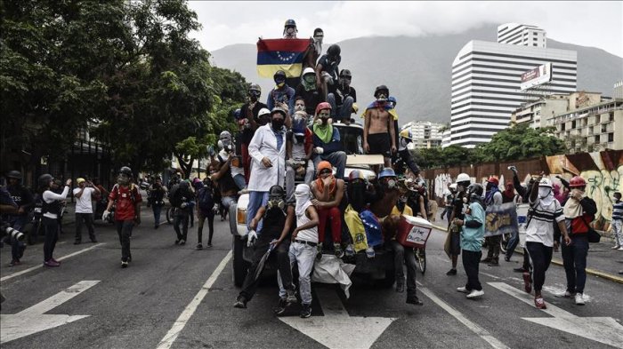 Venezuelan protesters burn ex-President Chavez