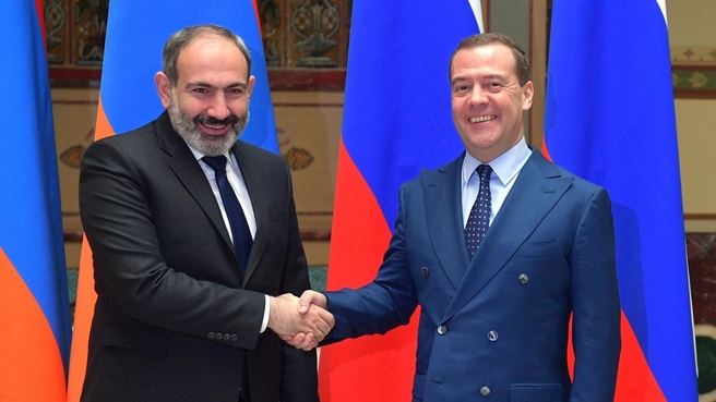   Pashinyan received by Medvedev instead of Putin  