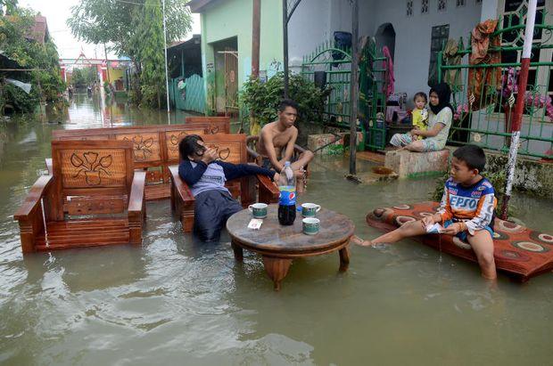 Indonesia death toll from floods, landslides climbs to 68
