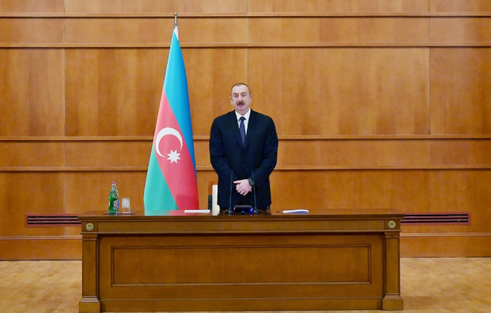  Präsident Ilham Aliyev trifft sich mit Märtyrerfamilien 