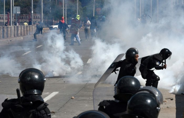 Honduras police clash with students demanding president