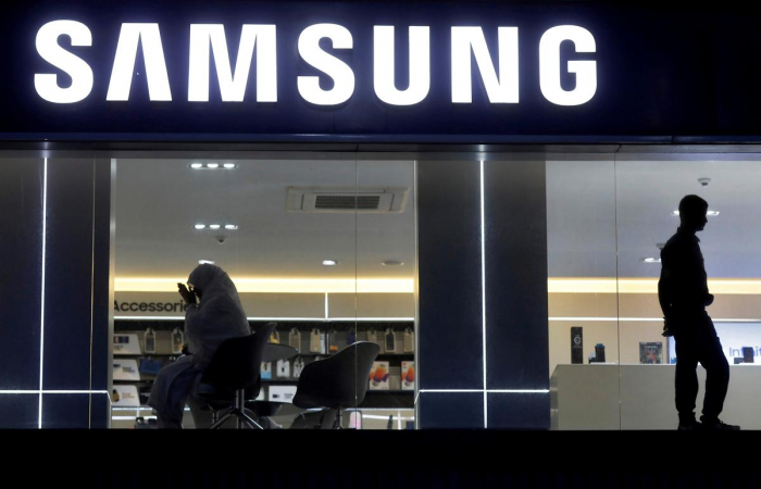 Samsung Electronics forecasts weaker 2019 earnings as chip sales slow  