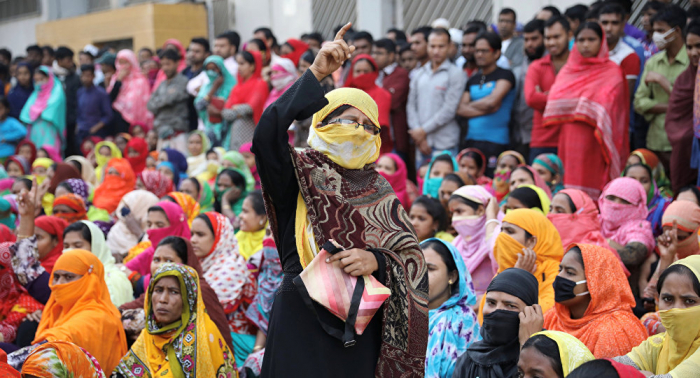 عمال الملابس يغلقون شوارع بنغلادش لليوم الرابع على التوالي... والشرطة تتحرك
