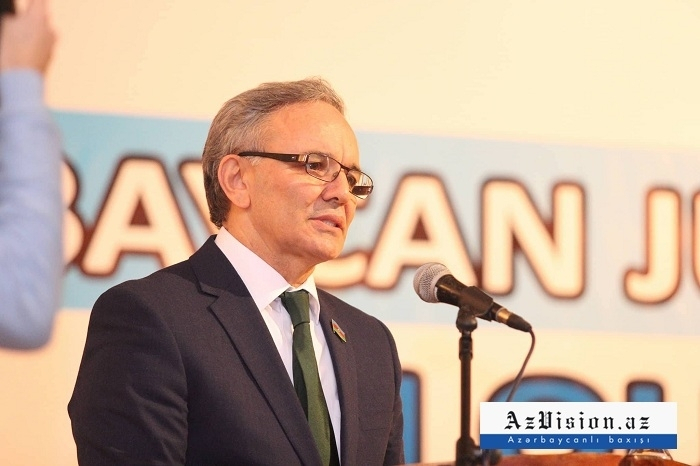       Əflatun Amaşov:    “Kitabların oxunması məcburiləşdirilməlidir”   