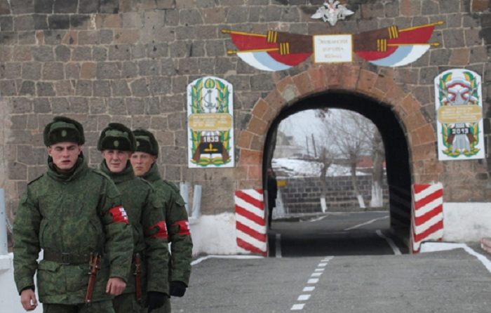  Ermənilər rus hərbi bazasının çıxarılmasını tələb edir 