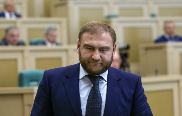 Senator Rauf Araşukov parlamentin iclasında həbs olundu 