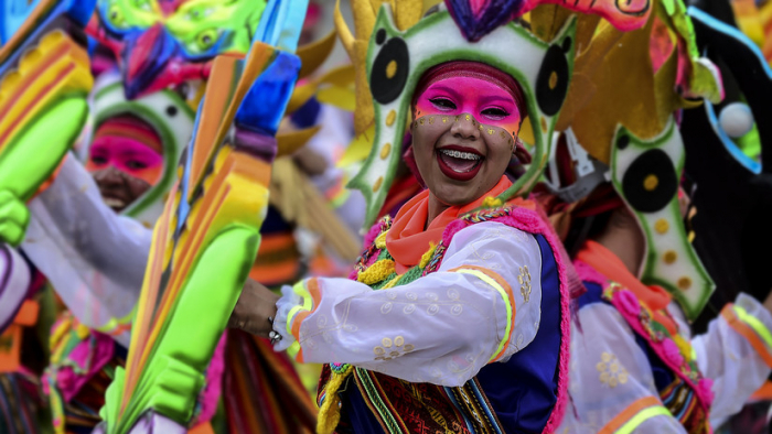     VIDEO:     Roban a la reina de un carnaval en Colombia