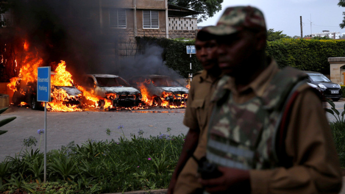     VIDEO:   El momento exacto del ataque en un hotel de Kenia, filmado por un testigo con su celular  