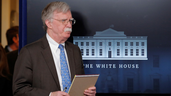 Bolton señala que "habrá serias consecuencias" para aquellos que intenten "dañar" a Guaidó