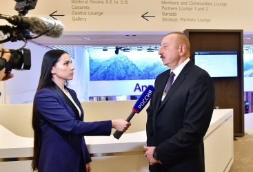  Presidente Ilham Aliyev concede una entrevista al canal de televisión "Rusia 1" en Davos 