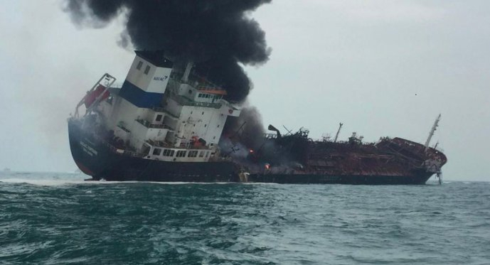   Un barco petrolero se incendia tras una explosión cerca de las costas de Hong Kong  