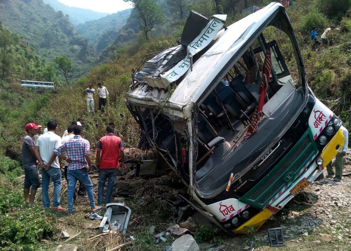 Hindistanda məktəbli avtobusu qəzaya düşdü -  6 uşaq ölüb  