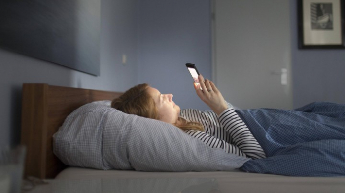 Kinder, die im Dunkeln Smartphones nutzen, schlafen schlechter